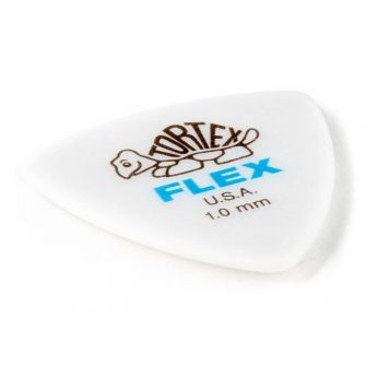 Dunlop Tortex Flex Triangle 1.00mm plektra kulmasta kuvattuna.