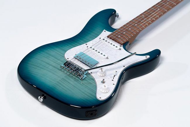 Ibanez AZ22S1F Standard kitaran loimuvaahterakansi ja leppärunko.