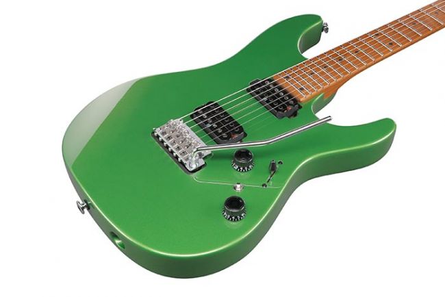 Ibanez AZ2402-AGM kitaran kansi lähikuvassa.