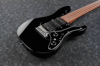 Ibanez AZ24047BK kitaran kansi lähikuvassa.