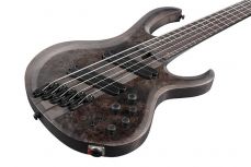 Ibanez BTB805MS-TGF bassokitara kotelolla.