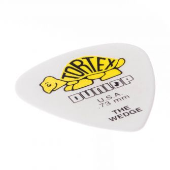 Dunlop Tortex Wedge -plektra kulmasta.